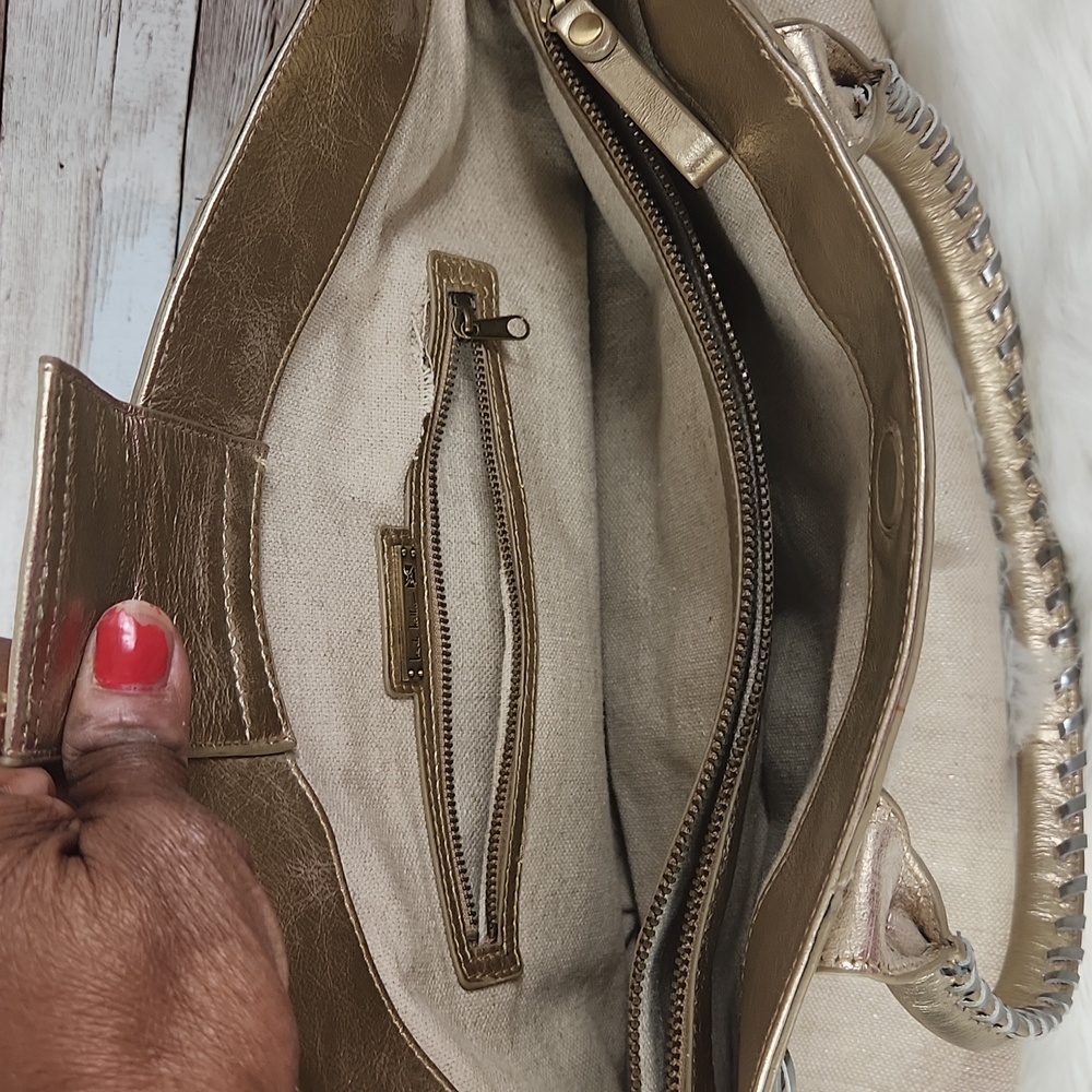 Nicole Miller, Large Elegant Gold and Cream Women's Handbag with feet. - Picture 7 of 9